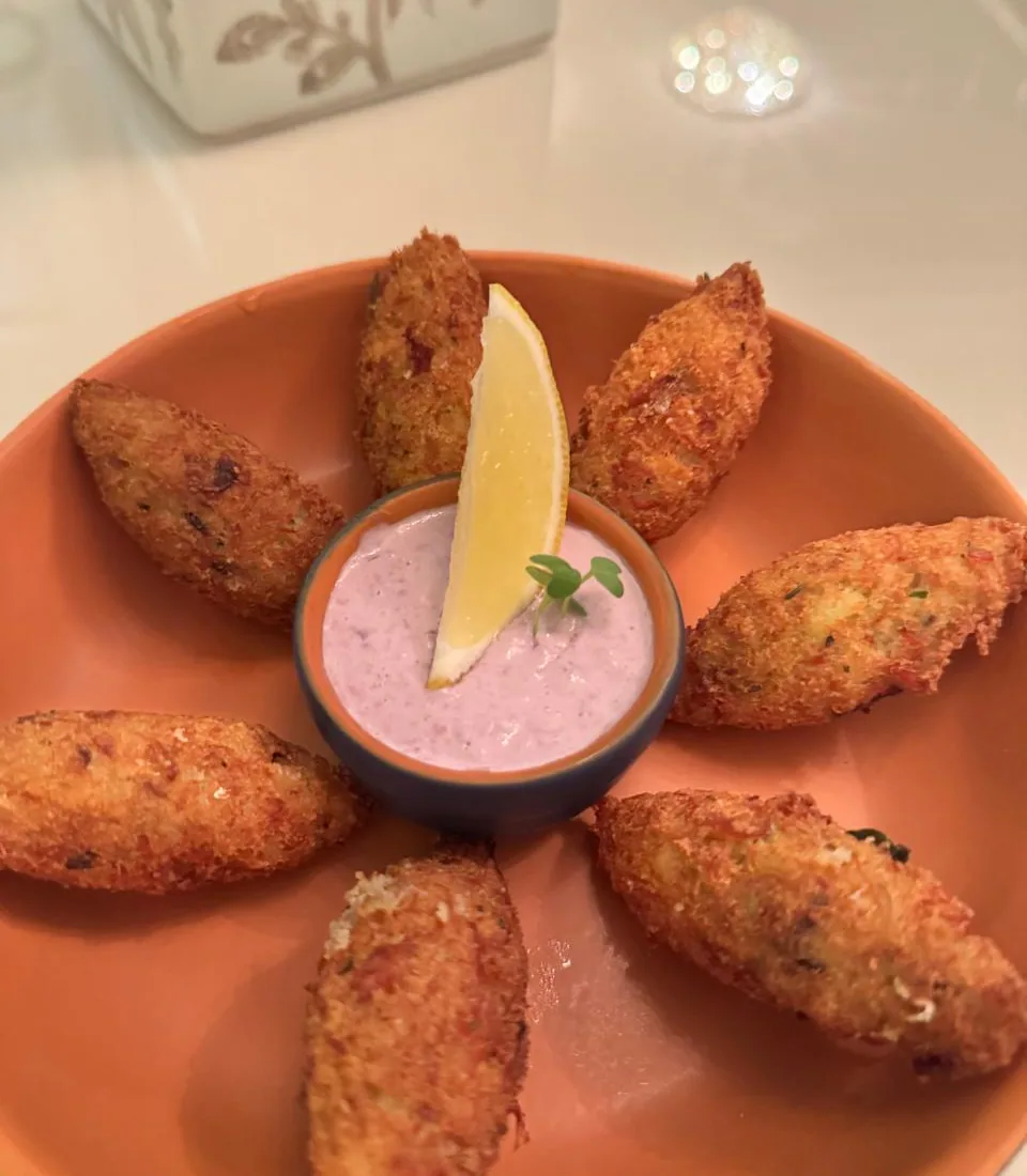 Bolinhos de bacalhau crocantes com molho e limão