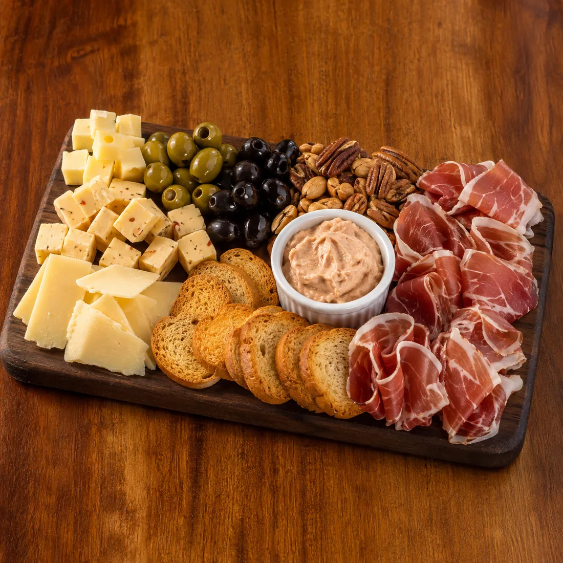 Tábua Ibérica com queijos, azeitonas, jamon, castanhas e torradas