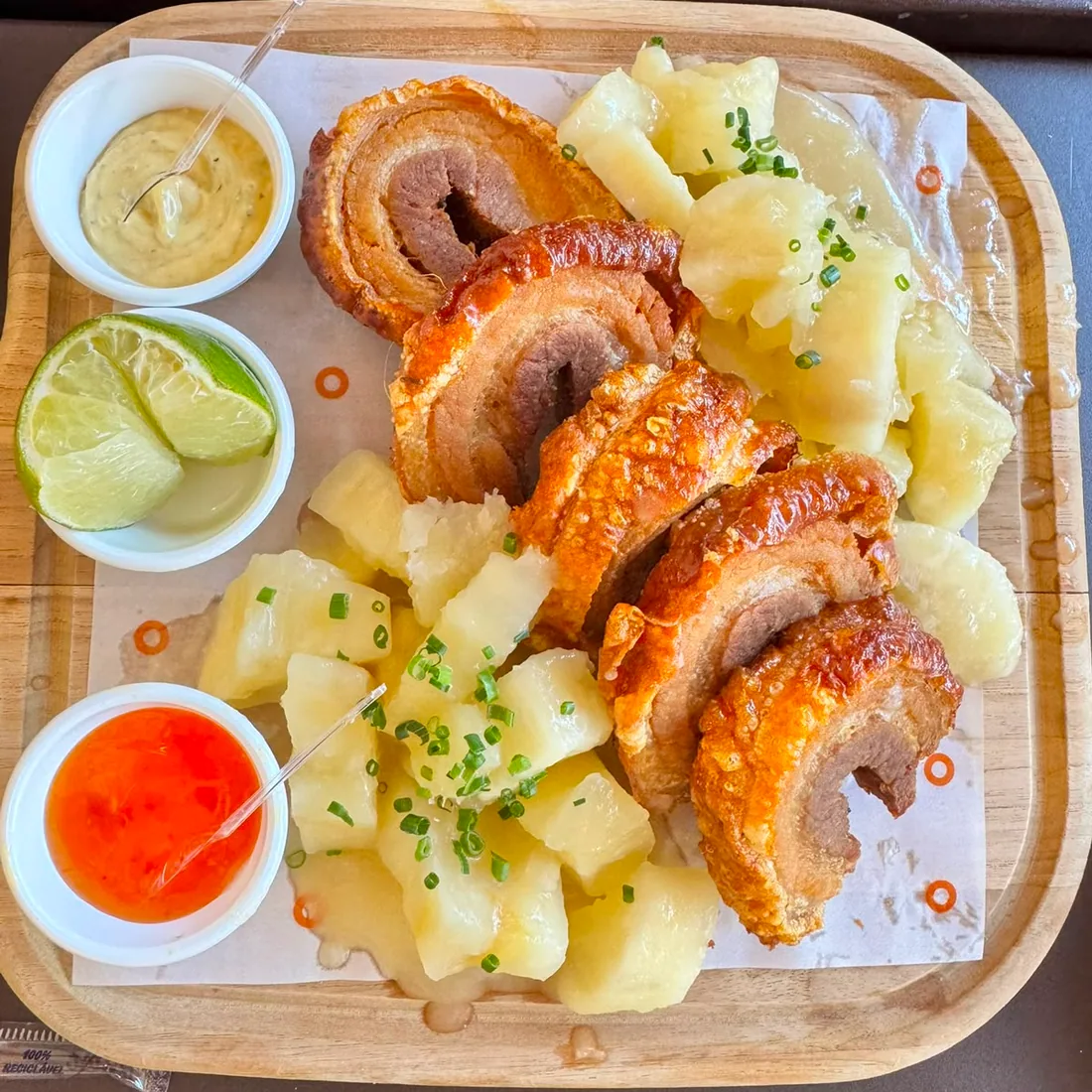 Torresminho crocante com mandioca, limão e molhos