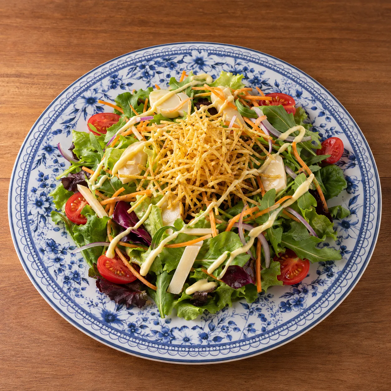 Salada Juliana com folhas, tomatinhos, cenoura, palmito e batata palha